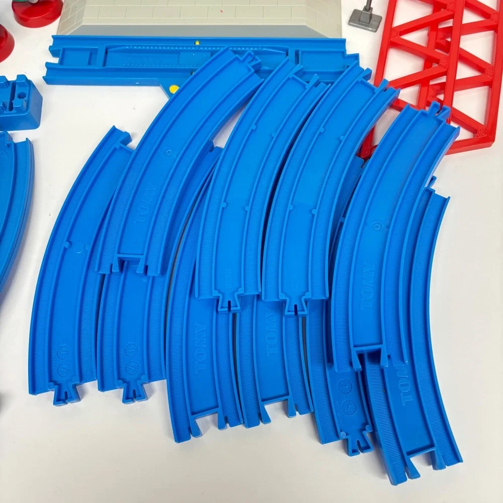 Tomy Thomas & Friends Plarail Blue Track Lot and Train Station Vintage 2002